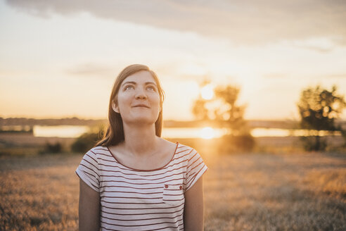 Porträt einer jungen Frau, die sich bei Sonnenuntergang in der Natur entspannt - JSCF00150