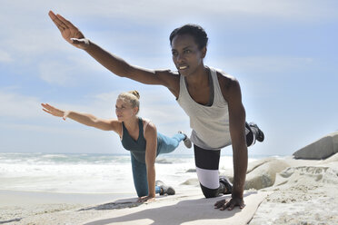 Zwei Frauen machen eine Fitnessübung am Strand - ECPF00386