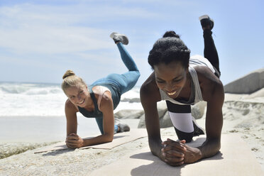 Zwei Frauen machen eine Fitnessübung am Strand - ECPF00388