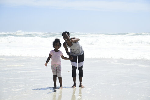Mutter mit Tochter am Strand - ECPF00402