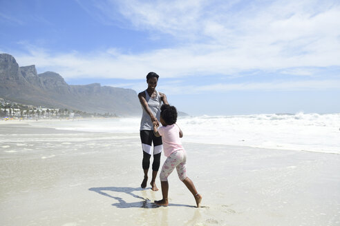Glückliche Mutter und Tochter haben Spaß am Strand - ECPF00405