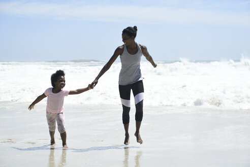 Glückliche Mutter und Tochter haben Spaß am Strand - ECPF00408