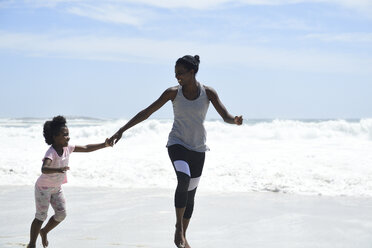 Glückliche Mutter und Tochter haben Spaß am Strand - ECPF00409