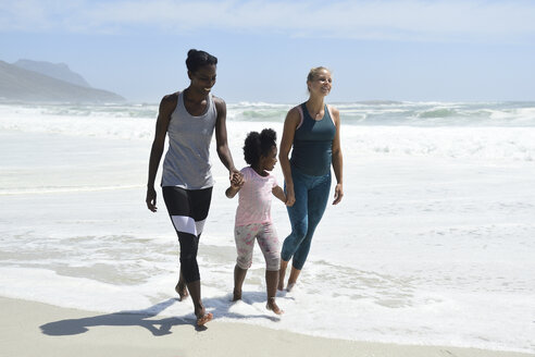 Glückliche Mutter mit Tochter und Freund beim Spaziergang am Strand - ECPF00412