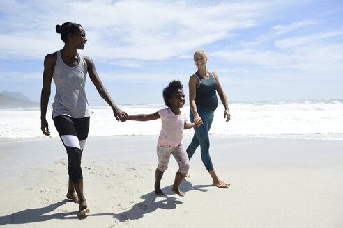 Glückliche Mutter mit Tochter und Freund beim Spaziergang am Strand - ECPF00415