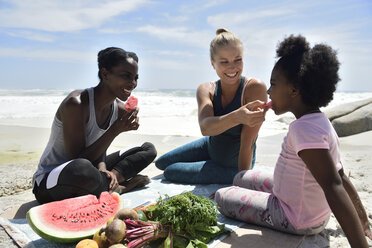 Mutter mit Tochter und Freundin beim Picknick am Strand - ECPF00422