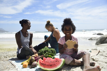 Mutter mit Tochter und Freundin beim Picknick am Strand - ECPF00424