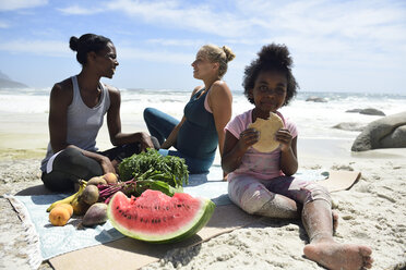 Mutter mit Tochter und Freundin beim Picknick am Strand - ECPF00425