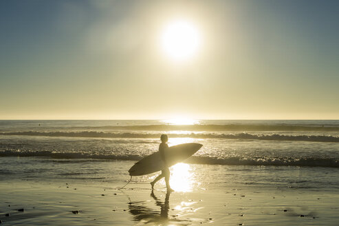 USA, Kalifornien, Del Mar, Surfer am Strand gegen die Sonne - RUNF01127