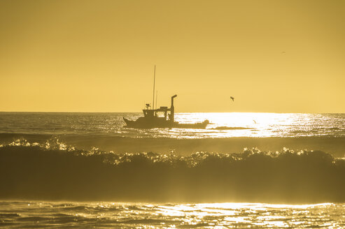 USA, Kalifornien, Del Mar, Fischerboot bei Sonnenuntergang - RUNF01129