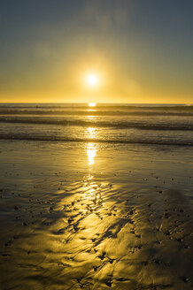 USA, Kalifornien, Del Mar, Pazifischer Ozean bei Sonnenuntergang - RUNF01131