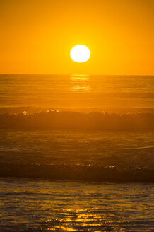 USA, Kalifornien, Del Mar, Pazifischer Ozean bei Sonnenuntergang - RUNF01133