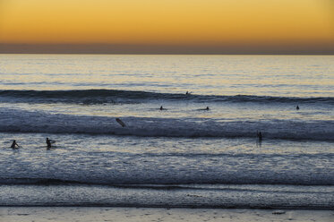 USA, Kalifornien, Del Mar, Pazifischer Ozean, Surfer bei Sonnenuntergang - RUNF01134