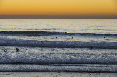 USA, Kalifornien, Del Mar, Pazifischer Ozean, Surfer bei Sonnenuntergang - RUNF01134