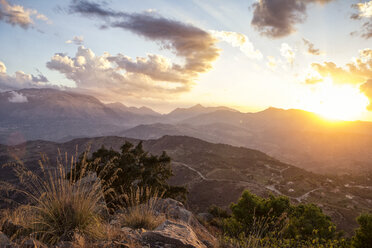 Italien, Sizilien, Berge bei Cefalu im Sonnenuntergang - MAMF00393