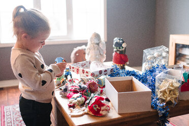 Mädchen im Kleinkindalter bereitet sich auf Weihnachten vor - ISF20502