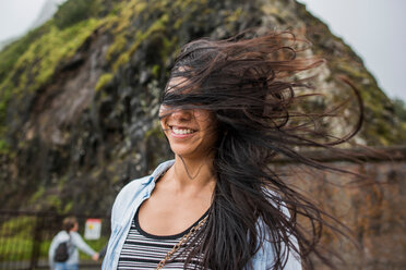 Frau mit vom Wind zerzaustem Haar, Nu'uanu Pali Lookout, Oahu, Hawaii - ISF20510