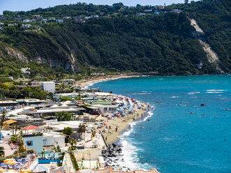 Italien, Kampanien, Ischia, Forio, Blick auf den Strand - AMF06773