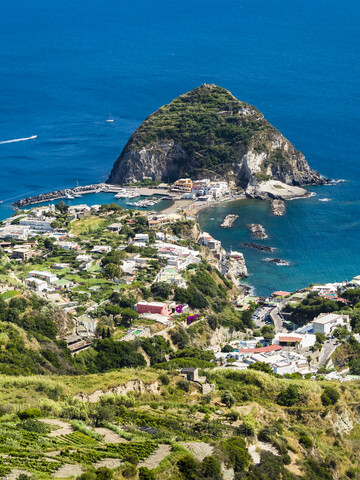 Italien, Kampanien, Ischia, Forio, Blick auf Sant'Angelo, lizenzfreies Stockfoto