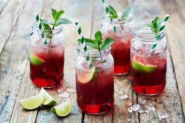 Stilleben mit Fruchtcocktails in Gläsern mit Trinkhalmen - CUF48500