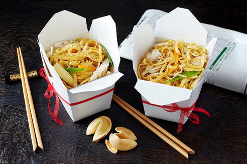 Stilleben mit chinesischen Nudeln in Takeaway-Boxen, asiatisches Essen zum Mitnehmen - CUF48501