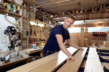 Handwerker bereitet Holzbretter in der Werkstatt vor - CUF48586