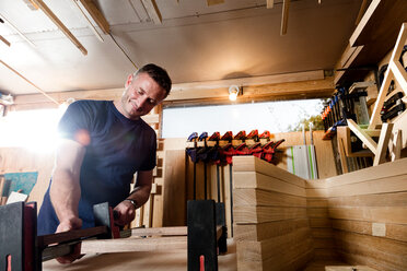 Handwerker bereitet Teile für Holzobjekt vor - CUF48590