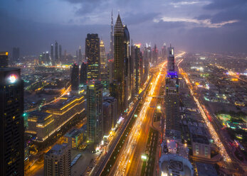 Wolkenkratzer entlang der Sheikh Zayed Road zur abendlichen Rushhour, Dubai, VAE - CUF48607