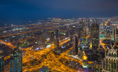 Wolkenkratzer entlang der Sheikh Zayed Road zur abendlichen Rushhour, Dubai, VAE - CUF48609