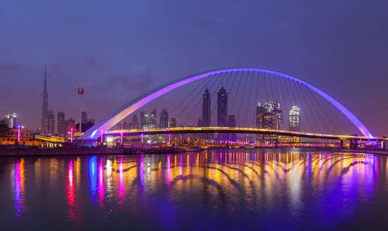 Fußgängerbrücke über den Dubai Creek, Water Canal Walk, UAE - CUF48612