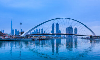 Fußgängerbrücke über den Dubai Creek, Water Canal Walk, UAE - CUF48613