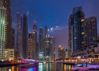 Lebhaftes Nachtleben und Boote, Dubai Marina, VAE - CUF48615