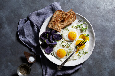 Frühstücksteller mit Eiern und Toast, Blick von oben - CUF48625