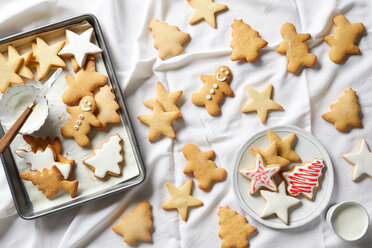 Zuckerglasur von Weihnachtsplätzchen, Ansicht von oben - CUF48647