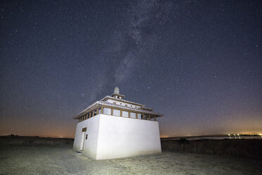 Spain, Province of Zamora, Dovecote in Otero de Sariegos at night - DSGF01827