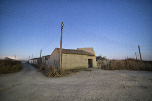 Spanien, Leere Straße in Otero de Sariegos, Kirche - DSGF01828