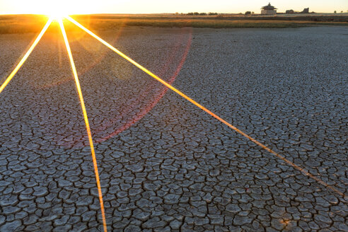 Spanien, Reserva natural de Lagunas de Villafafila, ausgetrockneter Seegrund bei Sonnenaufgang - DSGF01830