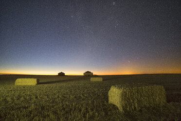 Spanien, Provinz Zamora, Taubenschlag in Otero de Sariegos, Feld bei Nacht - DSGF01836