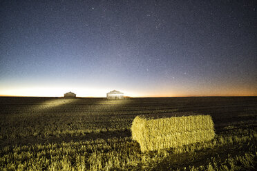 Spanien, Provinz Zamora, Taubenschlag in Otero de Sariegos, Feld bei Nacht - DSGF01837