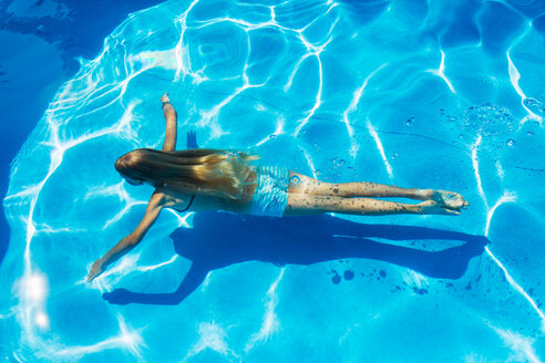 Mädchen schwimmt unter Wasser im Freibad, Blickwinkel von oben, Vernazza, Ligurien, Italien - CUF48667