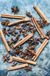 Cinnamon sticks and star anise - CUF48712