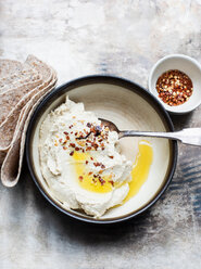 Fladenbrot mit Hummus-Dip, Chiliflocken - CUF48721