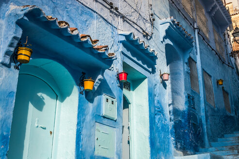 Blau gestrichene Hausfassaden auf einer Treppe, Detail, Chefchaouen, Marokko - CUF48763