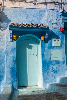 Blau gestrichene Hausfassade und Eingangstür, Chefchaouen, Marokko - CUF48764