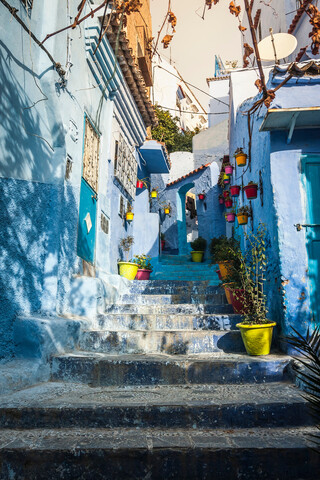 Blau gestrichene Hausfassaden im Treppenhaus, Chefchaouen, Marokko, lizenzfreies Stockfoto