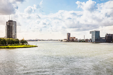 Blick auf Fluss und Wolkenkratzer, Rotterdam, Südholland, Niederlande - CUF48772