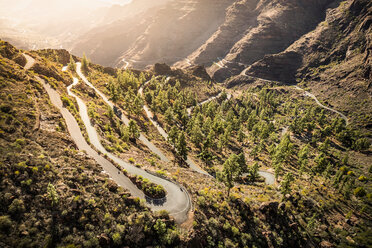 Kurvenreiche Bergstraße (GC-605) von Mogán in die Berge. Südwestküste von Gran Canaria, Mogan, Kanarische Inseln, Spanien - CUF48781