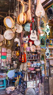 Geschäft mit traditionellen Musikinstrumenten, Marrakesch, Marokko - CUF48812