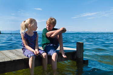 Siblings cooling feet in water, Lake Starnberg, Bavaria, Germany - CUF48820