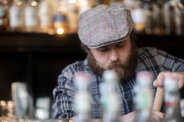 Barkeeper bei der Arbeit hinter der Bar in einem traditionellen irischen Gasthaus - CUF48852